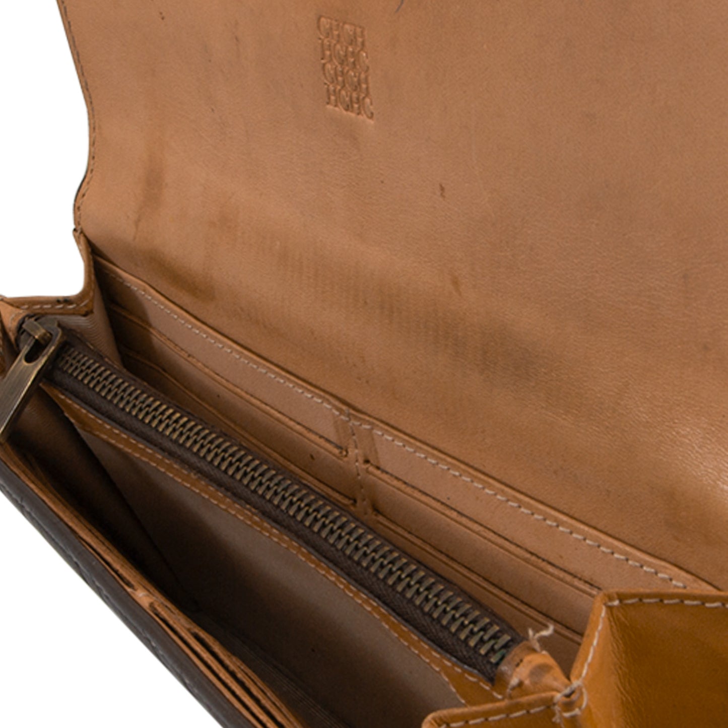 Cartera Monograma CH en Relieve