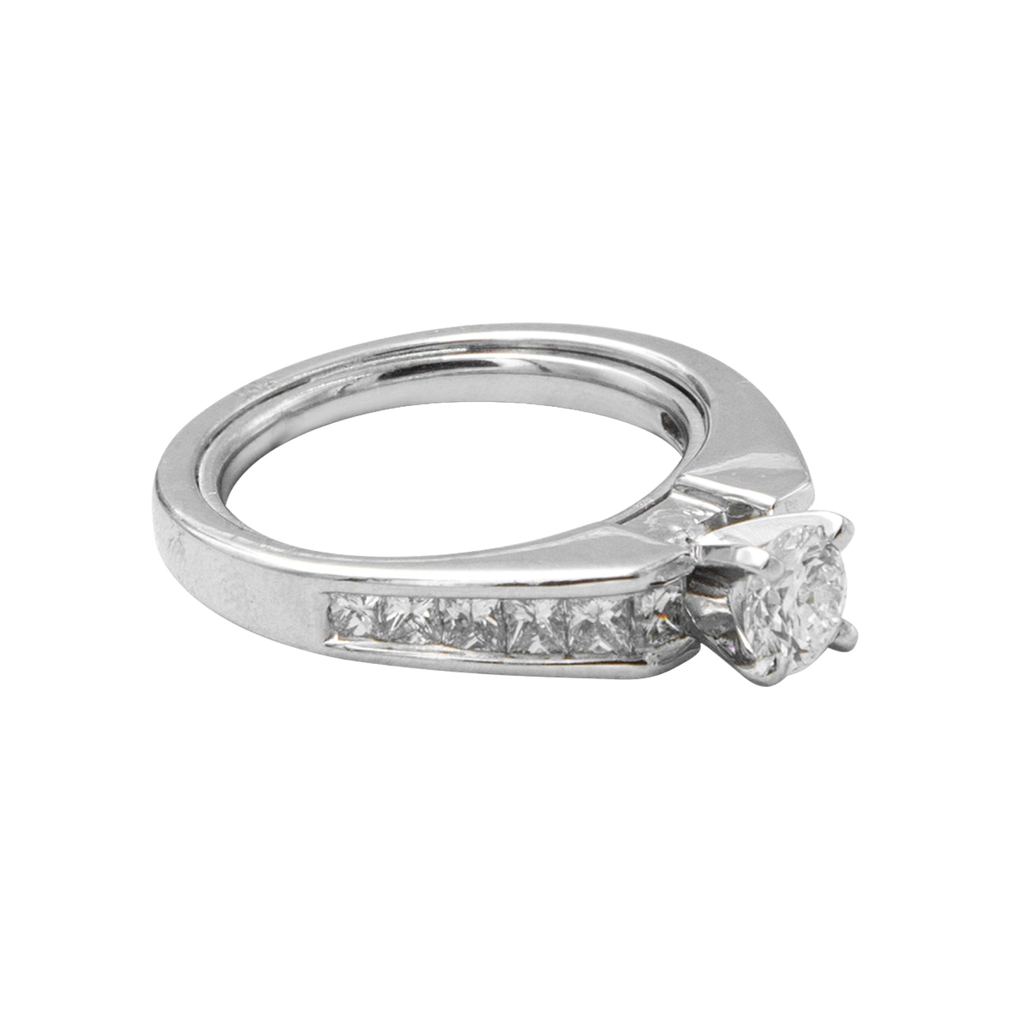 Anillo solitario con diamantes corte princess y diamante central round brilliant