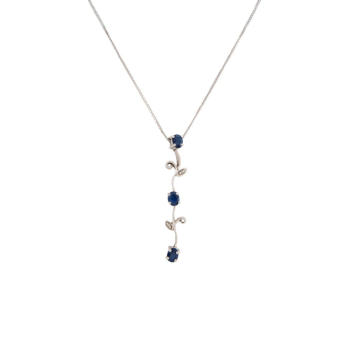 Juego de Aretes y Gargantilla en Oro Blanco de 14k con Diamantes y Zafiros