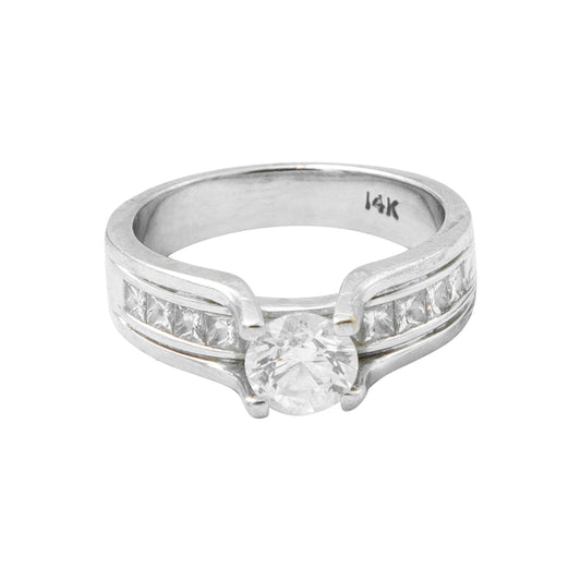 Anillo solitario en oro blanco de 14k con diamantes